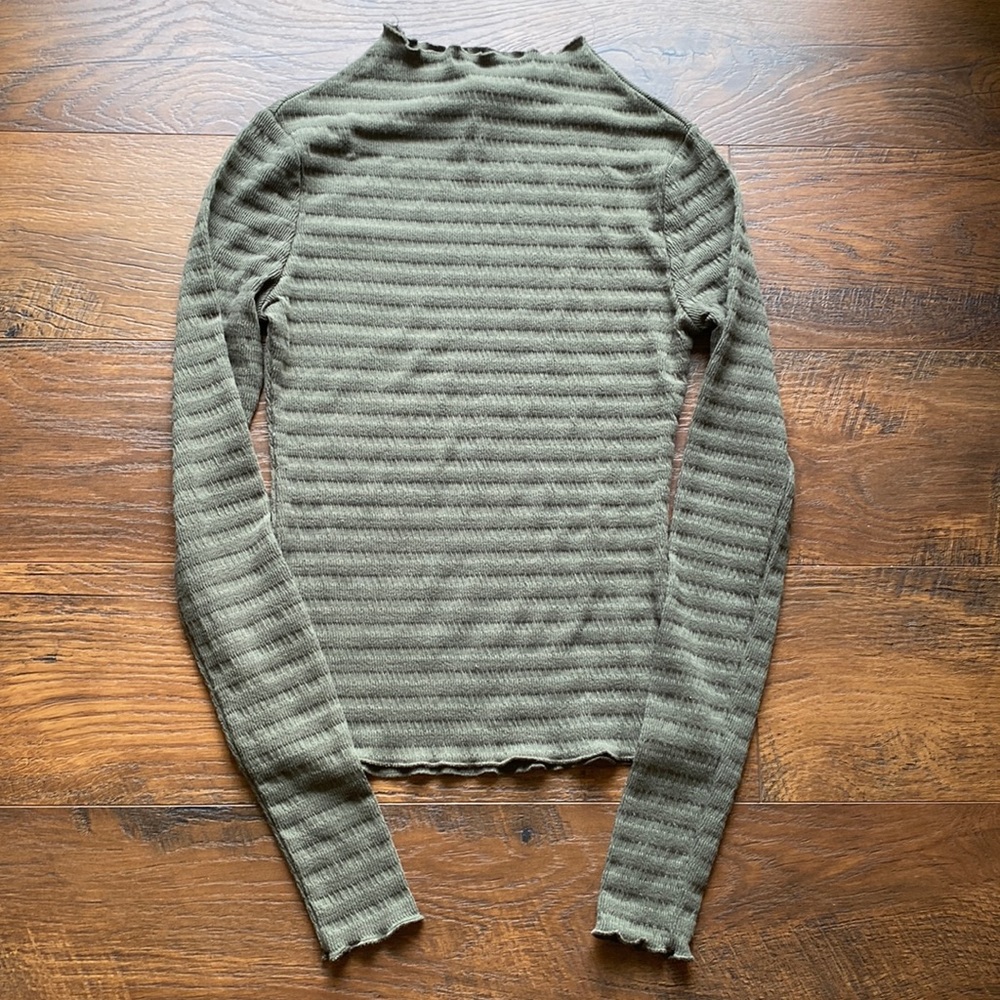 GREEN TURTLENECK